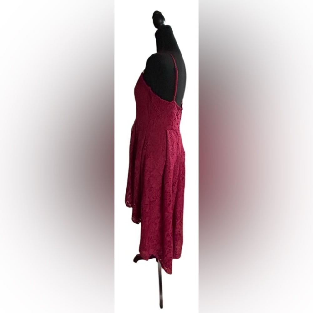 ♥️LULUS! “SO ADORED” BURGUNDY CROCHET LACE SLEEVELESS HIGH-LOW DRESS! ♥️ - Picture 10 of 16